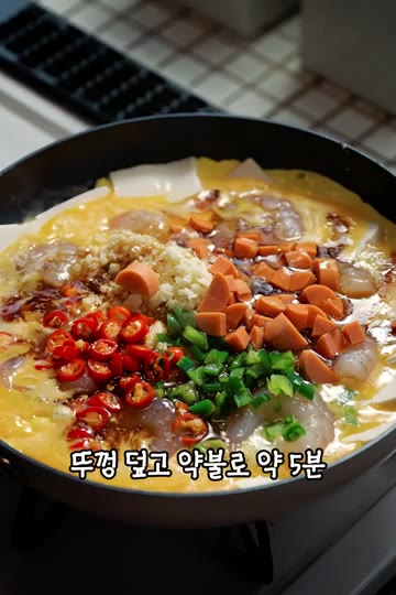 미리 섞어둔 양념장을 팬 가장자리에 골고루 부어줍니다. — 두부 계란 요리, 마지막에 밥까지 비벼 먹는 한 팬 레시피