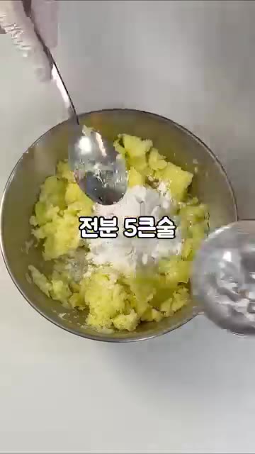감자는 먹기 좋게 잘라 물을 조금 넣고 전자레인지에 익힌다. — 치즈 감자 호떡 만들기