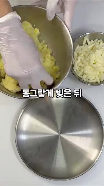 설탕 1큰술을 넣고 다시 한번 섞어준다. — 치즈 감자 호떡 만들기