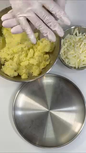 반죽을 동그랗게 빚어 가운데를 눌러 모짜렐라 치즈를 넣고 터지지 않… — 치즈 감자 호떡 만들기