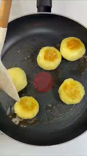 팬에 버터를 녹이고 감자 호떡을 앞뒤로 노릇노릇하게 구워준다. — 치즈 감자 호떡 만들기