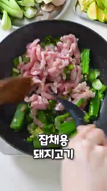 볶은 재료를 한쪽으로 밀어두고 맛간장을 부어 끓여 불향을 내며 함께… — 염정아 바지락 짬뽕 레시피