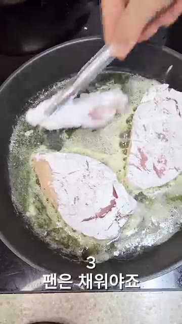 닭가슴살이 노릇하게 익으면 다진 마늘을 넣고 함께 볶아준다. — 부드럽고 달콤고소한 조청콘버터닭가슴살!