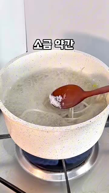 소금 약간과 꽃게 액젓 1스푼을 넣는다. — 라면만큼 쉬운 콩나물국 레시피