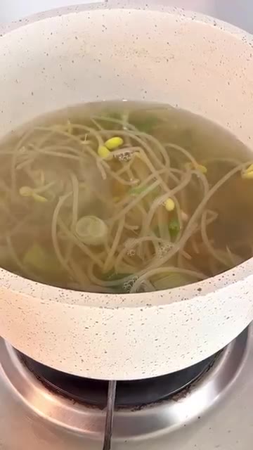 시원하니 속이 확 풀리는 맛이다. 맛있게 드세요. — 라면만큼 쉬운 콩나물국 레시피