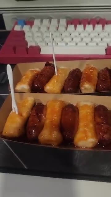 구운 꼬치에 소스를 골고루 발라주면 완성이다. — 소떡소떡 레시피