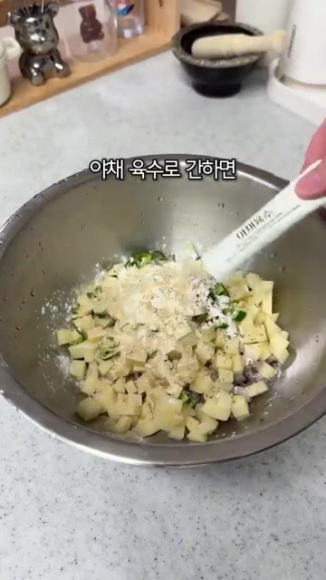 야채 육수 가루 1개를 넣으면 더 맛있어요. — 오징어 감자전 뒤집다가 망했다면 이렇게 해보세요!
