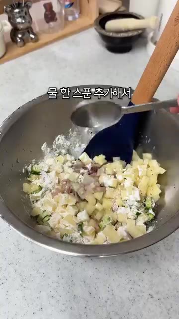 물 1스푼을 추가해서 섞어주면 준비 끝입니다. — 오징어 감자전 뒤집다가 망했다면 이렇게 해보세요!