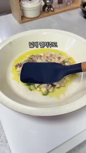 팬에 기름을 두르고 반죽을 한 국자 올려 넓게 펼쳐줍니다. — 오징어 감자전 뒤집다가 망했다면 이렇게 해보세요!