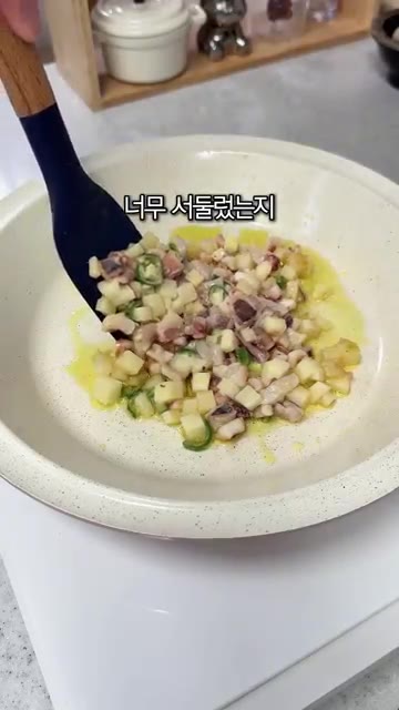 뒤집어 줘야 하는데 너무 서둘렀는지 이미 뒤집기가 불가하더라고요. — 오징어 감자전 뒤집다가 망했다면 이렇게 해보세요!