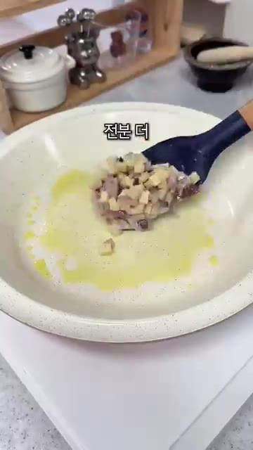 망해서 소생 불가라 전분을 더 추가하고 반죽을 올렸어요. — 오징어 감자전 뒤집다가 망했다면 이렇게 해보세요!