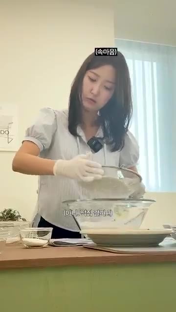 피자 소스 1.5큰술과 피자 치즈를 올려줍니다. — 쿠쿠 밥솥으로 만드는 초간단 피자설기