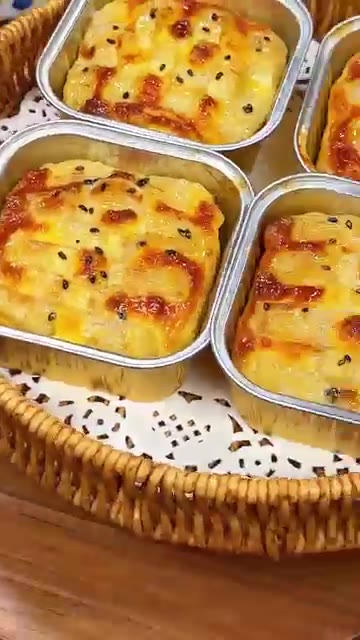 검은깨를 솔솔 뿌려주세요. — 바나나에 계란과 우유를 넣고 구웠더니…🍌 촉촉한 바나나 계란구이!