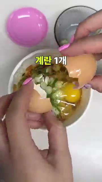 라면을 잘게 부순 뒤 밀가루 1스푼, 대파, 계란 1개를 넣고 그대… — 컵라면 하나로 김치전 만들기
