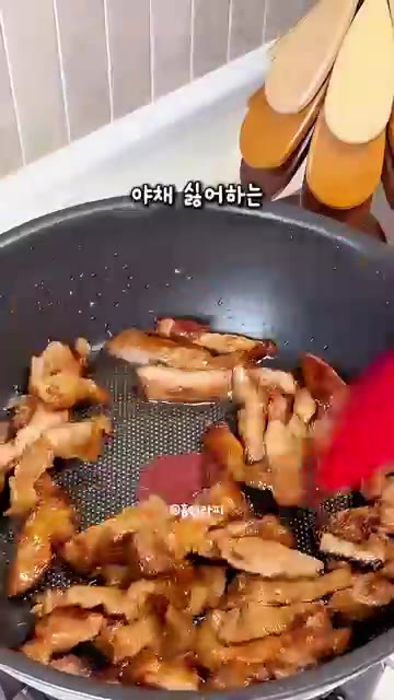 목살에 후추, 다진 마늘, 간장, 설탕, 참기름을 넣고 밑간을 한다. — 밥 두 공기 그냥 비우는 역대급 밥도둑! 대파소금 목살구이 레시피