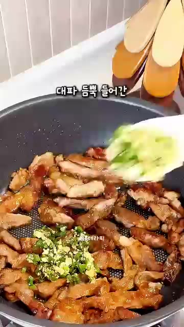 팬에 식용유를 두르고 밑간한 목살을 올려 노릇하게 구워준다. — 밥 두 공기 그냥 비우는 역대급 밥도둑! 대파소금 목살구이 레시피