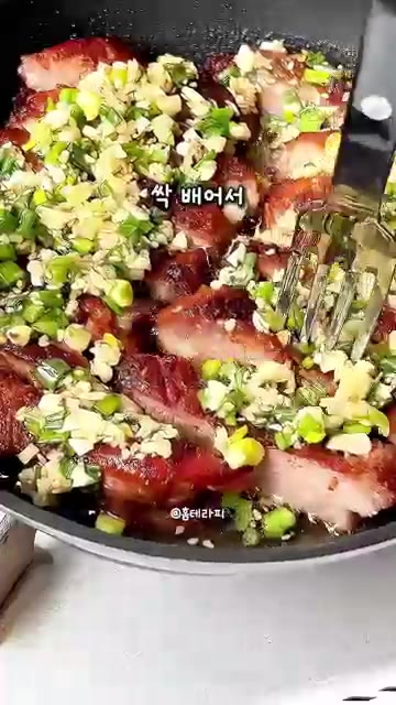 구운 목살을 먹기 좋은 크기로 썰어준다. — 밥 두 공기 그냥 비우는 역대급 밥도둑! 대파소금 목살구이 레시피