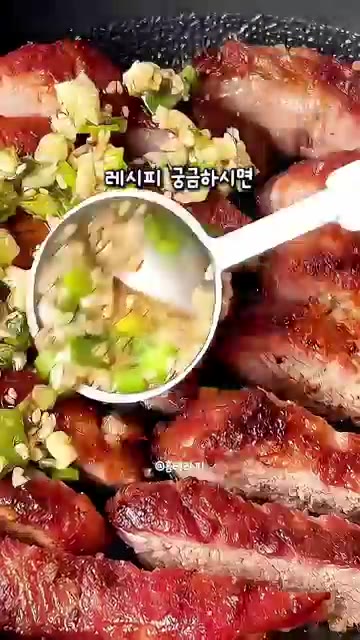 썰어둔 목살에 다진 대파를 넣고 1분간 볶아 완성한다. — 밥 두 공기 그냥 비우는 역대급 밥도둑! 대파소금 목살구이 레시피
