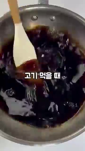 청양고추는 포크로 구멍을 내어 양념이 잘 배도록 합니다. — 고기 먹을 때 꼭 필요한 아삭새콤 무 장아찌 만들기