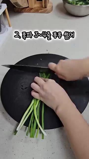 데쳐서 물기를 꼭 짠 얼갈이를 준비합니다. 냉동 얼갈이라면 찬물에… — 냉동 얼갈이로 5분 만에 만드는 초간단 얼갈이 무침 레시피