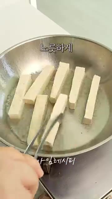 예열된 팬에 두부를 넣고 노릇하게 굽다가 간장 소스를 넣어 졸여줍니다. — 냉장고 속 어묵 밥대신 든든한 한끼로 드세요