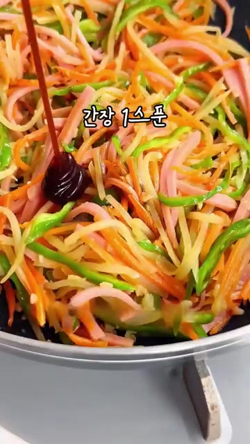 팬에 식용유를 두르고 다진 마늘을 볶다가 감자와 당근을 먼저 넣고… — 남은 만두피 활용! 이 방법이면 남는 게 하나도 없음