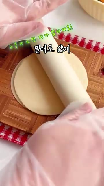 햄과 풋고추를 넣고 함께 볶아줍니다. — 남은 만두피 활용! 이 방법이면 남는 게 하나도 없음