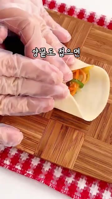 간장 1스푼, 굴소스 1스푼, 소금과 설탕을 적당량 넣고 고루 볶아… — 남은 만두피 활용! 이 방법이면 남는 게 하나도 없음