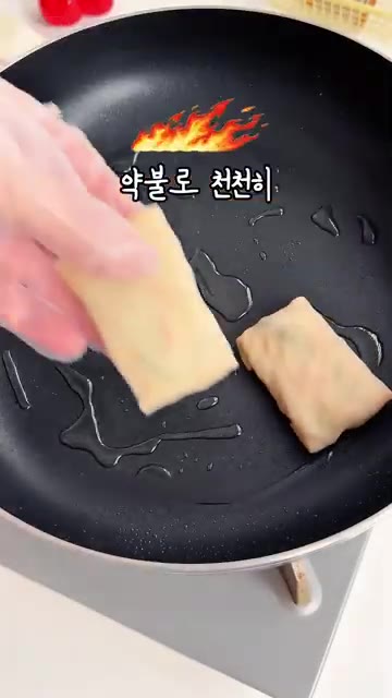 만두피를 밀대로 얇게 밀어줍니다. — 남은 만두피 활용! 이 방법이면 남는 게 하나도 없음