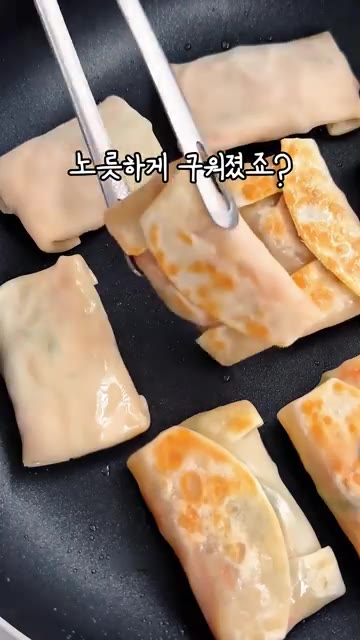 만두피 가운데에 볶은 속을 올리고, 한쪽부터 차례대로 접어 네모난… — 남은 만두피 활용! 이 방법이면 남는 게 하나도 없음
