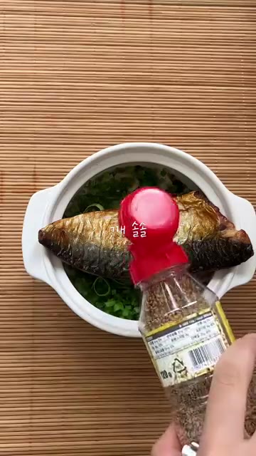 고등어 위에 참기름을 뿌려준다. — 전자레인지 고등어 솥밥 레시피