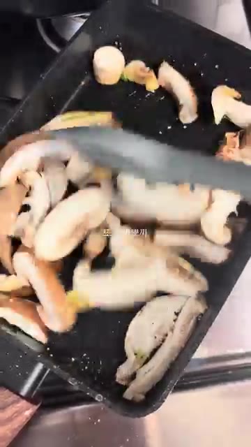 밥이 익으면 볶은 버섯을 올리고 다진 대파를 듬뿍 넣어 섞어준다. — 가을집밥 버섯솥밥