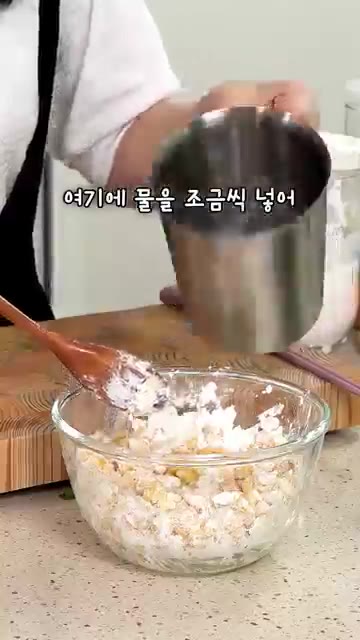 볼에 옥수수캔과 설탕, 전분가루, 부침가루를 넣고 골고루 섞어주세요. — 달달 바삭 쫀득한 옥수수전
