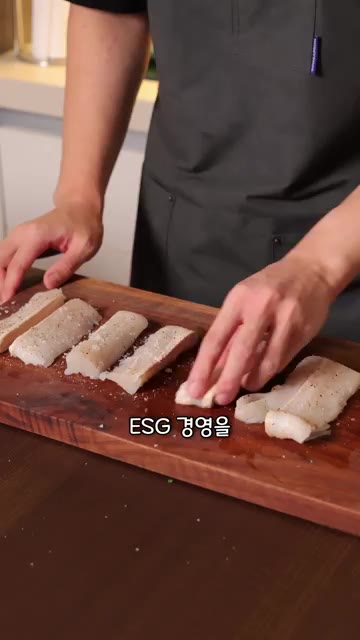 만든 반죽은 랩에 감싸 냉장고에서 하룻밤 숙성시킨다. — 고든램지 피쉬앤칩스 레시피