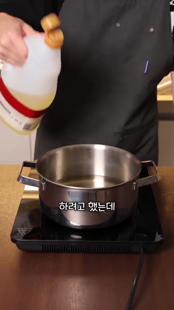 대구살은 먹기 좋은 크기로 썰어 소금과 후추로 밑간한다. — 고든램지 피쉬앤칩스 레시피