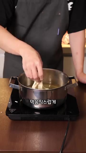 넓은 접시에 박력분, 소금, 후추, 파프리카 가루를 섞어 덧가루를… — 고든램지 피쉬앤칩스 레시피