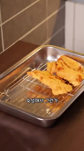 밑간한 대구살에 덧가루를 골고루 묻혀준다. — 고든램지 피쉬앤칩스 레시피