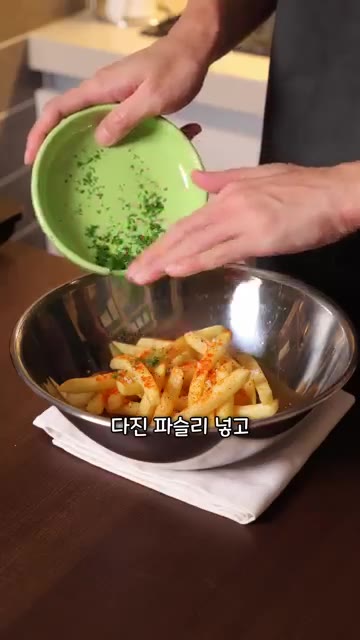 덧가루를 묻힌 대구살을 넣고 노릇하게 튀겨낸다. — 고든램지 피쉬앤칩스 레시피