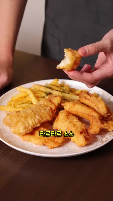 감자튀김도 함께 튀겨낸 후, 접시에 튀긴 대구와 감자튀김을 담고 다… — 고든램지 피쉬앤칩스 레시피