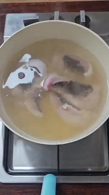 냄비에 물을 붓고 대파, 맛술, 후추를 넣고 끓으면 아구살을 넣어… — 아구살 콩나물찜 레시피