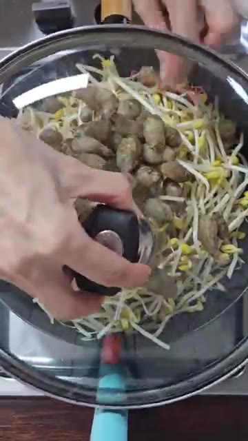 다른 팬에 찜용 콩나물과 오만둥이를 넣고 뚜껑을 닫아 3-5분간 쪄… — 아구살 콩나물찜 레시피