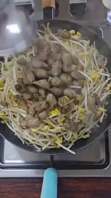 삶아둔 아구살은 건져내 한 입 크기로 썰어줍니다. — 아구살 콩나물찜 레시피