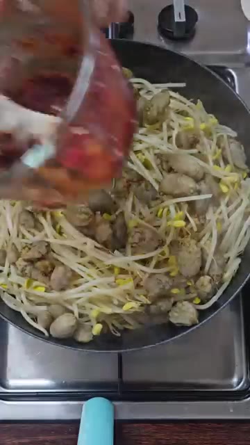 콩나물을 찐 팬에 아구살 삶은 물 한 국자와 만들어둔 양념장을 넣고… — 아구살 콩나물찜 레시피