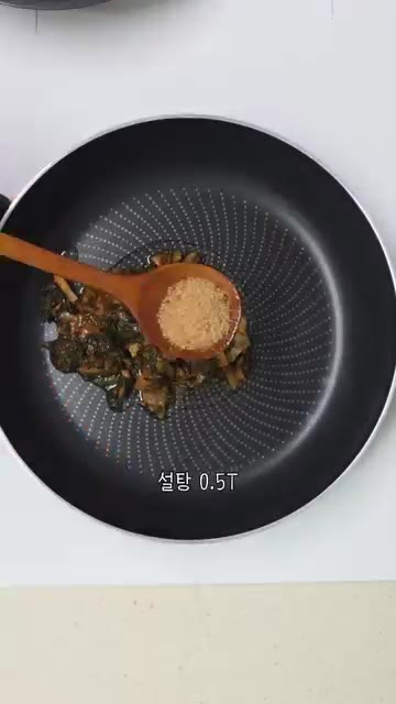 열무김치 100g을 가위로 잘게 썰어줍니다. — 신열무김치 남았으면 무조건 드세요! 열무김치볶음밥 레시피