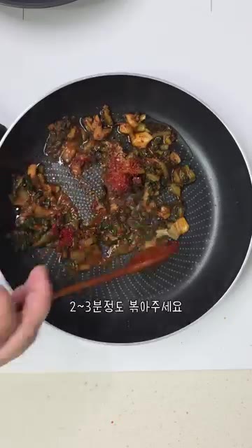 팬에 식용유를 두르고 잘게 썬 열무김치를 넣어 볶아줍니다. — 신열무김치 남았으면 무조건 드세요! 열무김치볶음밥 레시피