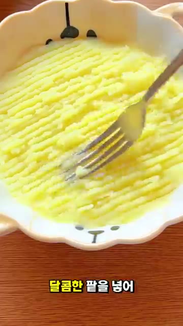 찐 감자를 부드럽게 으깨고 밀가루 1스푼과 달콤한 팥을 넣어 손에… — 감자가 있다면 이렇게 만들어보세요 🥔 달콤쫀득 팥 감자전