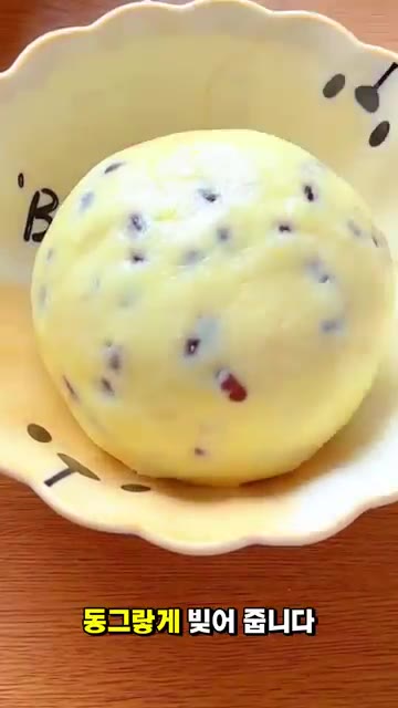 반죽을 조금씩 떼어 동그랗게 빚어줍니다. — 감자가 있다면 이렇게 만들어보세요 🥔 달콤쫀득 팥 감자전