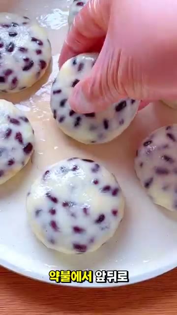 기름을 살짝 두른 팬에 반죽을 올리고 약불에서 앞뒤로 노릇하게 구워… — 감자가 있다면 이렇게 만들어보세요 🥔 달콤쫀득 팥 감자전