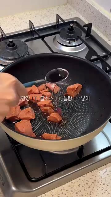 팬에 식용유를 두르고 스팸을 먹기 좋게 썰어 넣고 볶아주세요. — 멈출 수 없는 중독성 강한 스팸땡초김밥