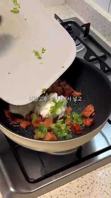 진간장 1T, 굴소스 1T, 설탕 1T를 넣고 양념이 잘 배도록 볶… — 멈출 수 없는 중독성 강한 스팸땡초김밥